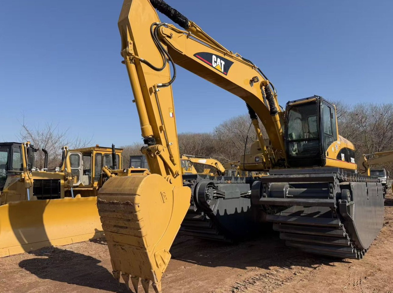 excavator amfibi untuk normalisasi sungai